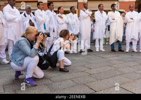 Die Menschen genießen es, in einem eritreischen Kirchenfest religiöse Kleidung tragen, Musik spielen und tanzen in den Straßen von Bologna Ital Stockfoto