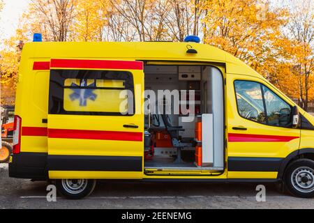 Zaporozhye, Ukraine- November 08 2019 : Ambulanz mit offener Tür. Krankenwagen im Inneren. Seitenansicht. Stockfoto