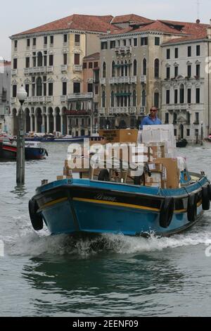 Offene Fotografie von zwei Spaziergängen durch die Gassen und Brücken Venedigs in Italien. Stockfoto