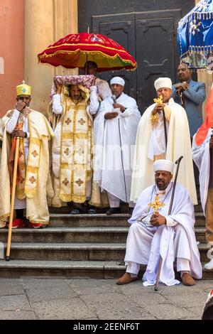 Die Menschen genießen es, in einem eritreischen Kirchenfest religiöse Kleidung tragen, Musik spielen und tanzen in den Straßen von Bologna Ital Stockfoto