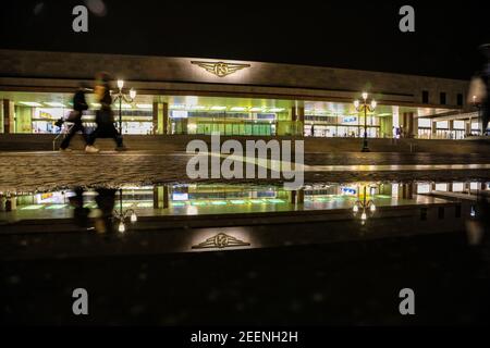 Offene Fotografie von zwei Spaziergängen durch die Gassen und Brücken Venedigs in Italien. Stockfoto