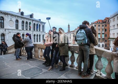 Offene Fotografie von zwei Spaziergängen durch die Gassen und Brücken Venedigs in Italien. Stockfoto