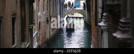 Offene Fotografie von zwei Spaziergängen durch die Gassen und Brücken Venedigs in Italien. Stockfoto