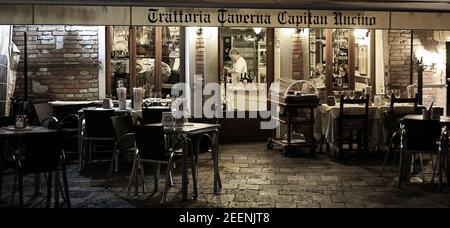 Offene Fotografie von zwei Spaziergängen durch die Gassen und Brücken Venedigs in Italien. Stockfoto