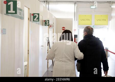 Modena, Italien. Februar 2021, 16th. Fiorano (Mo). Start der Impfkampagne gegen Covid für die über 85 im Ferrari Diagnostic Center redaktionelle Verwendung nur Credit: Independent Photo Agency/Alamy Live News Stockfoto