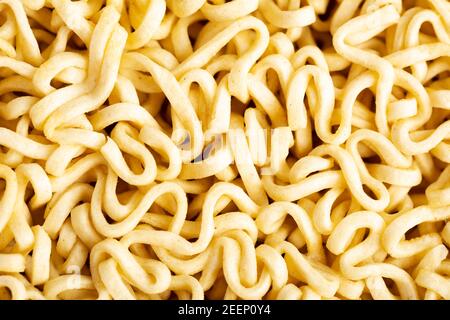 RAW Instant Nudeln gelbe Textur oder Hintergrund. Nahaufnahme Stockfoto