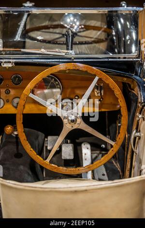 London, Großbritannien. Februar 2021, 16. Vorschau auf Legend of the Road Sale mit einem Bugatti Typ 57S aus dem Jahr 1937 (im Bild - Schätzung £5.000.000-7.000.000), einem der wertvollsten und begehrtesten Vorkriegs-Automobile der Welt, der seit 50 Jahren bei Bonhams New Bond versteckt ist. Der wiederentdeckte Schatz wird zum ersten Mal auf einer Auktion angeboten und am 19. Februar 2021 zum Verkauf angeboten. Im Besitz von Sir Malcolm Campbell, der Weltruhm der Land- und Wassergeschwindigkeitsrekorde der ‘Bluebird', wurden nur 42 Exemplare der 57S Varianten produziert und es war der schnellste Straßenwagen seiner Zeit. Dieses spezielle Beispiel - n Stockfoto