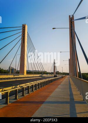 Rot und grau Bürgersteig auf riesige Millennium Brücke mit großen Säulen in Breslau Stockfoto