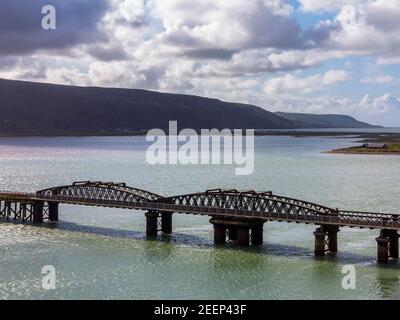 Barmouth Bridge oder Viaduct eine denkmalgeschützte eingleisige Eisenbahnbrücke über die Afon Mawddach-Mündung in Gwynedd North Wales, Großbritannien, wurde 1867 eröffnet. Stockfoto