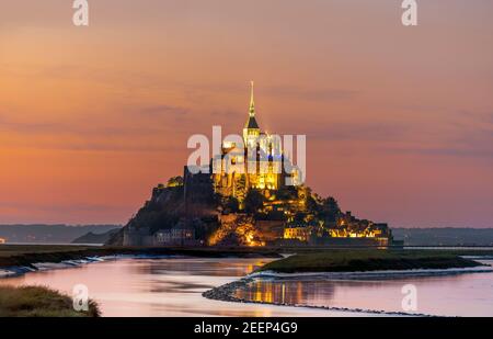 Mont Saint-Michel, Frankreich; Juli 24th 2020 - BLICK auf den Mont Saint-Michel in der Abenddämmerung, Normandie, Frankreich Stockfoto