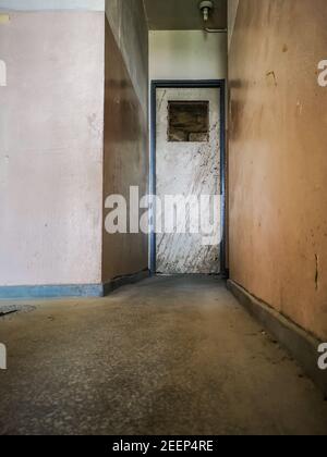 Städtische Erkundung des Dachgeschosses des alten Wolkenkratzers Stockfoto