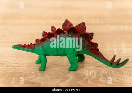 Gummi-Dinosaurier-Spielzeug auf einem Holztisch Stockfoto