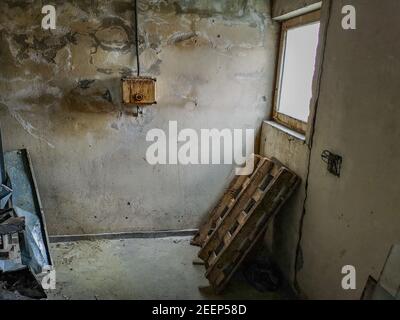 Städtische Erkundung des Dachgeschosses des alten Wolkenkratzers Stockfoto