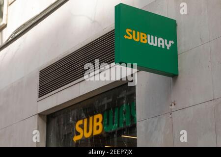 Madrid, Spanien - 07. Februar 2021: U-Bahn-Fast-Food- und Junk-Food-Restaurant, in der Genova Straße, Salamanca, Spanien. Logo für den Außenbereich. Stockfoto