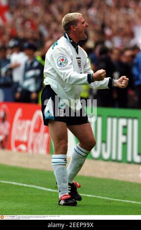 Fußball - Europameisterschaft 1996 - Viertelfinale Euro 96 - England gegen Spanien - Wembley Stadium - 22/6/96 Englands Paul Gascoigne feiert seinen Elfmeter während des Schießens Pflichtangabe: Action Images FILM