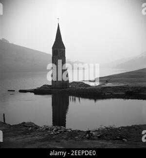 Archivfoto des Turms der Derwent Church, Derbyshire. Das Dorf Derwent wurde abgerissen, um das Ladybower Reservoir zu schaffen, um Haushaltswasser für Sheffield und Derbyshire zur Verfügung zu stellen. Ursprünglich wurde der Turm der abgerissenen Derwent Kirche aus der Oberfläche des Wassers stochend gehalten, aber die Entscheidung wurde getroffen, es am 15. Dezember 1947 zu sprengen, als, Wie man an diesen dramatischen Fotos sehen kann, die von einem unbekannten Fotografen aufgenommen wurden, als der Wasserstand im Stausee niedrig war, gingen oder schwanen die Besucher häufig hinüber, um die Ruinen zu erkunden. Stockfoto