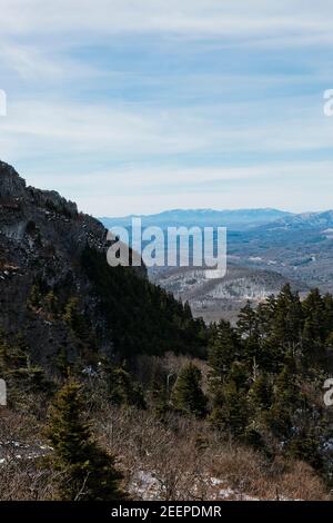 Schneegeküsste Aussicht auf die blauen Bergrücken von Großvater Moun Stockfoto