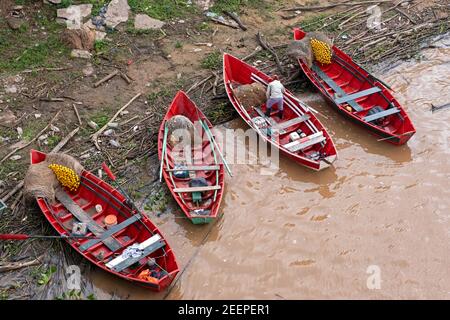 Kleine rote Holzfischerboote am Ufer des Rio Paraná / Parana Flusses in der Nähe der Stadt Resistencia, Provinz Chaco im Nordosten Argentiniens Stockfoto