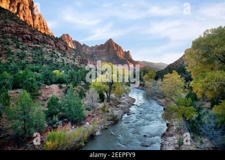 Blick auf den Wachmann von der Brücke über den Virgin River, Zion National Park, Utah Stockfoto