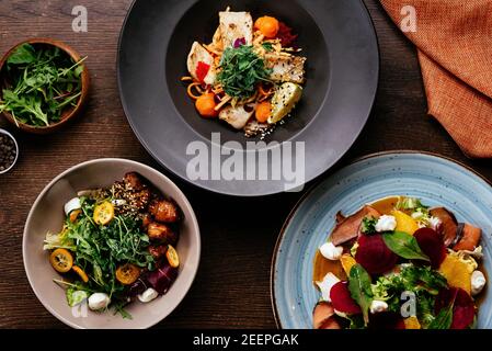 Gegrillter Tintenfisch serviert mit Gewürzen und Kräutern Stockfoto