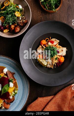 Gegrillter Tintenfisch serviert mit Gewürzen und Kräutern Stockfoto