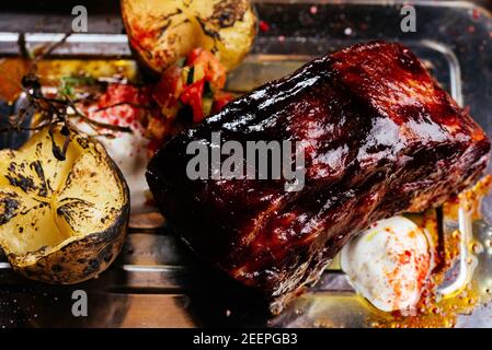 Gegrilltes Steak auf Schiefer Servierplatte mit Gemüsekräutern und Gewürze Stockfoto