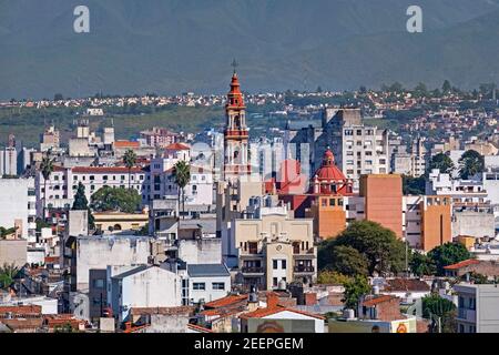 Luftaufnahme über das historische Kolonialzentrum der Stadt Salta mit der Iglesia San Francisco / Kirche des Heiligen Franziskus, Salta Provinz, Argentinien Stockfoto