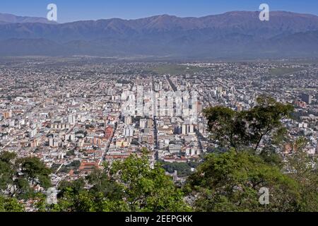 Luftaufnahme über die Stadt Salta im Lerma-Tal am Fuße der Anden in der Provinz Salta, Argentinien Stockfoto