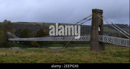 Menschen gehen über die Gattonside Footbridge (Baujahr 1826) in Melrose, Schottland, 26. Oktober 2020 Stockfoto