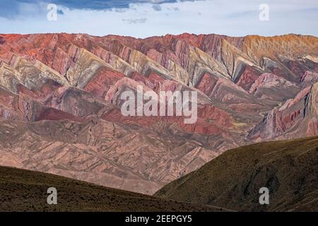 Gebirgskette Serrania de Hornocal, Kalksteinformation genannt Yacoraite in der Nähe von Humahuaca in der Provinz Jujuy, Argentinien Stockfoto