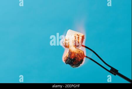 Zwei Marshmallows brennen beim Braten Stockfoto