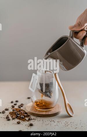 Gießen von Wasser, um gefilterten Kaffee im Glas zu machen Stockfoto