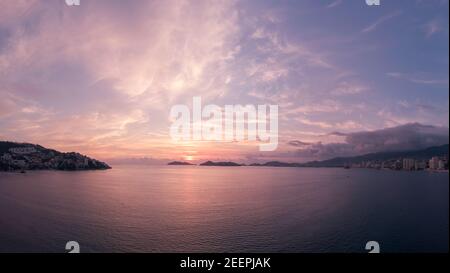 Schöner Sonnenuntergang, Luftaufnahme des Strandes, acapulco von oben gesehen. Stockfoto