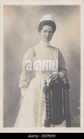 Vintage Anfang 20th Jahrhundert London fotografische Postkarte zeigt eine Krankenschwester in ihrer Uniform. Stockfoto