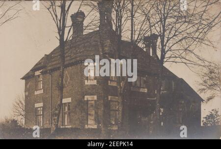 Vintage Anfang des 20. Jahrhunderts fotografische Postkarte zeigt ein großes freistehendes Haus. Stockfoto