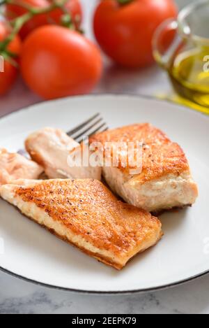 Lachsstücke gebraten und auf einem Teller serviert. Stockfoto