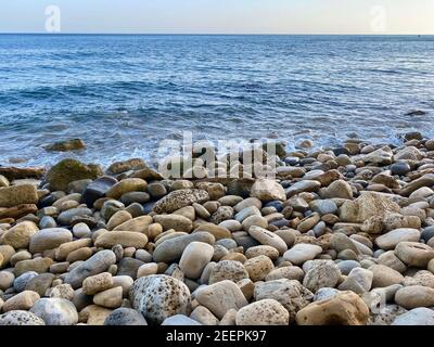 Ruhige Meer- und Kiesküste an der atlantikküste portugal Stockfoto