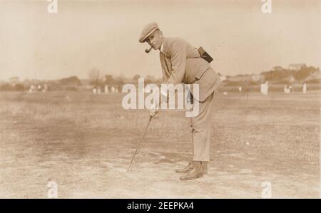 Vintage Foto Postkarte zeigt einen gut gekleideten Mann Rauchen eine Pfeife und Golf spielen. Stockfoto
