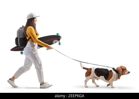 Hipster Mädchen mit einem Skateboard und einem Beagle Hund auf Eine isolierte Ableitung auf weißem Hintergrund Stockfoto