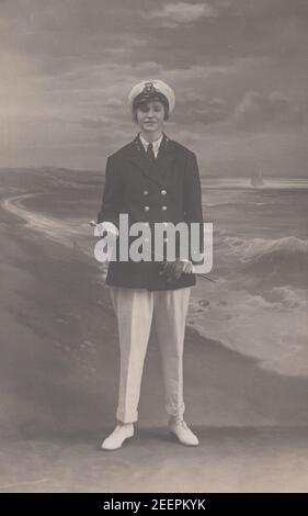 Vintage Studio Foto Postkarte zeigt eine junge Dame verkleidet Als Seemann Stockfoto