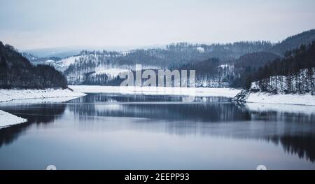 Winterlandschaft bei Soesetalsperre im Nationalpark Harz, Deutschland. Moody Schnee Landschaft in Deutschland Stockfoto