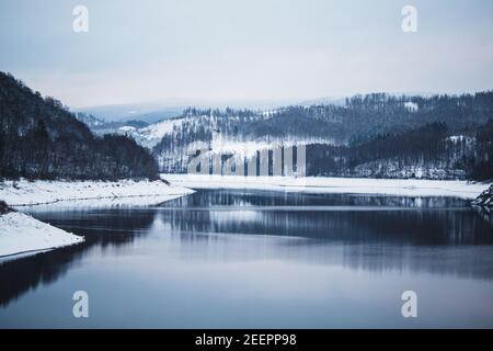 Winterlandschaft bei Soesetalsperre im Nationalpark Harz, Deutschland. Moody Schnee Landschaft in Deutschland Stockfoto