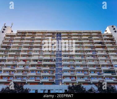 Breslau August 06 2018 symmetrische Optik zum Wohnhaus mit Kleiner Park vor dem Hotel Stockfoto