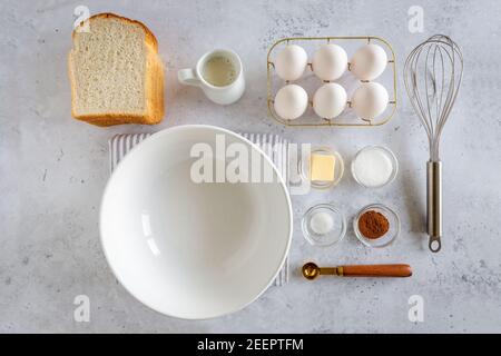 Minimal Style flache Lage der Zutaten für die Herstellung von french Toast (oder Wentelteefjes in Niederländisch) auf weißem grauen Hintergrund, Blick von oben Stockfoto