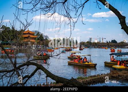 Kunming, Chinas Provinz Yunnan. Februar 2021, 16th. Menschen rudern im Daguan Park in Kunming, südwestlich von Chinas Provinz Yunnan, 16. Februar 2021. Quelle: Chen Xinbo/Xinhua/Alamy Live News Stockfoto