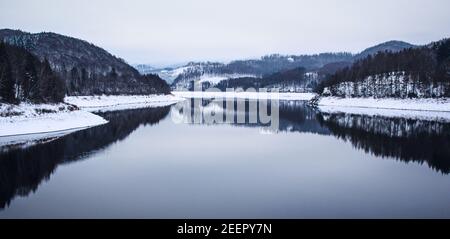 Winterlandschaft bei Soesetalsperre im Nationalpark Harz, Deutschland. Moody Schnee Landschaft in Deutschland Stockfoto