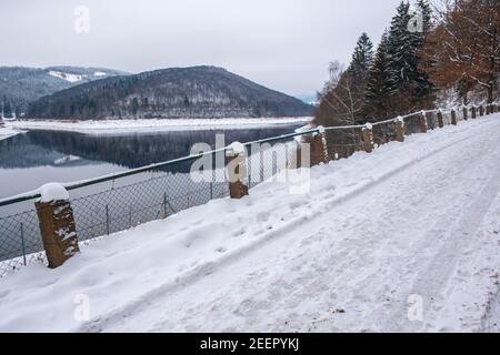 Winterlandschaft bei Soesetalsperre im Nationalpark Harz, Deutschland. Moody Schnee Landschaft in Deutschland Stockfoto