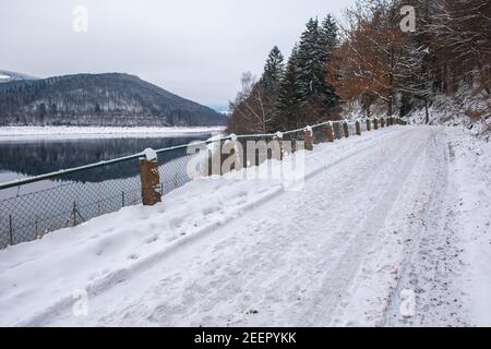 Winterlandschaft bei Soesetalsperre im Nationalpark Harz, Deutschland. Moody Schnee Landschaft in Deutschland Stockfoto