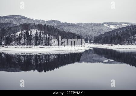 Winterlandschaft bei Soesetalsperre im Nationalpark Harz, Deutschland. Moody Schnee Landschaft in Deutschland Stockfoto