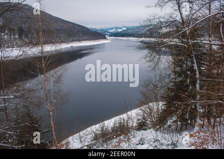 Winterlandschaft bei Soesetalsperre im Nationalpark Harz, Deutschland. Moody Schnee Landschaft in Deutschland Stockfoto